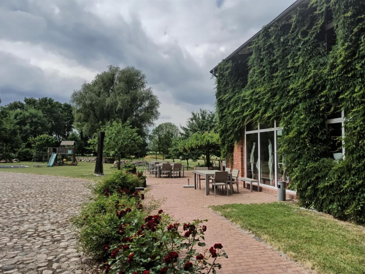 Schaeferwagen Auf Dem Biogut-Saalkow Hotel Gustow  Bagian luar foto